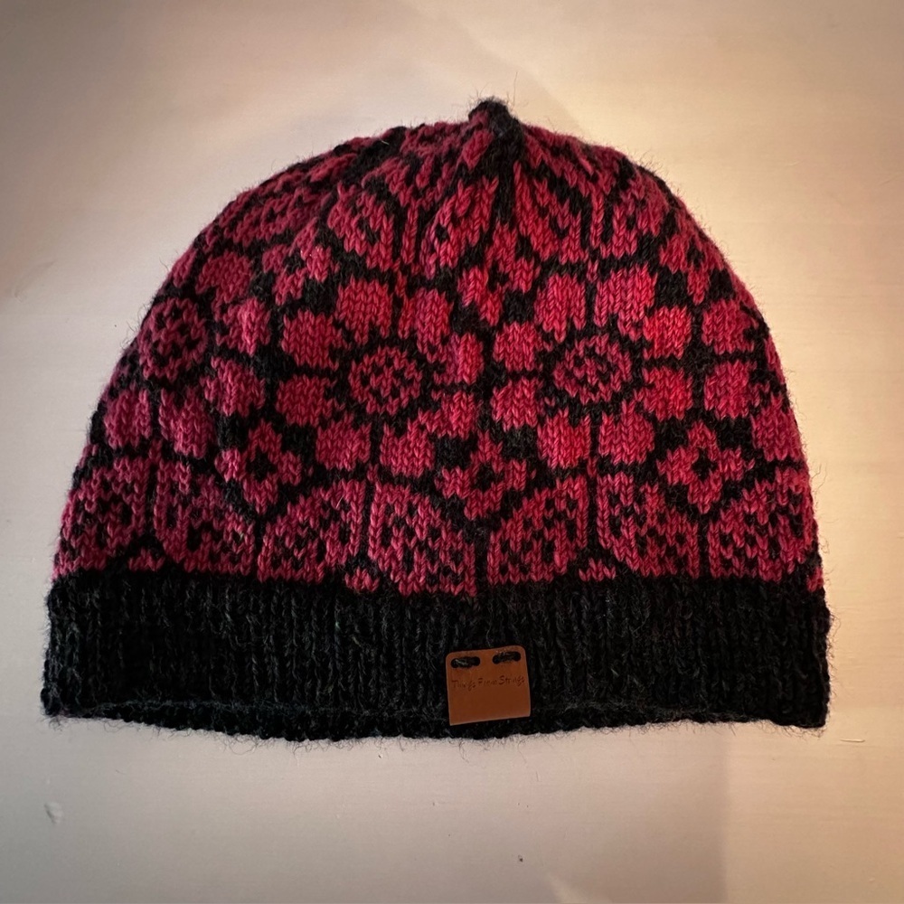 Things From Strings - Hat, Beanie, 100% Merino, Flower Design, NWT